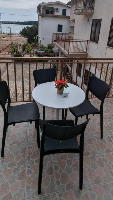 Zeezicht Appartement 50M From Beach 斯里马 外观 照片
