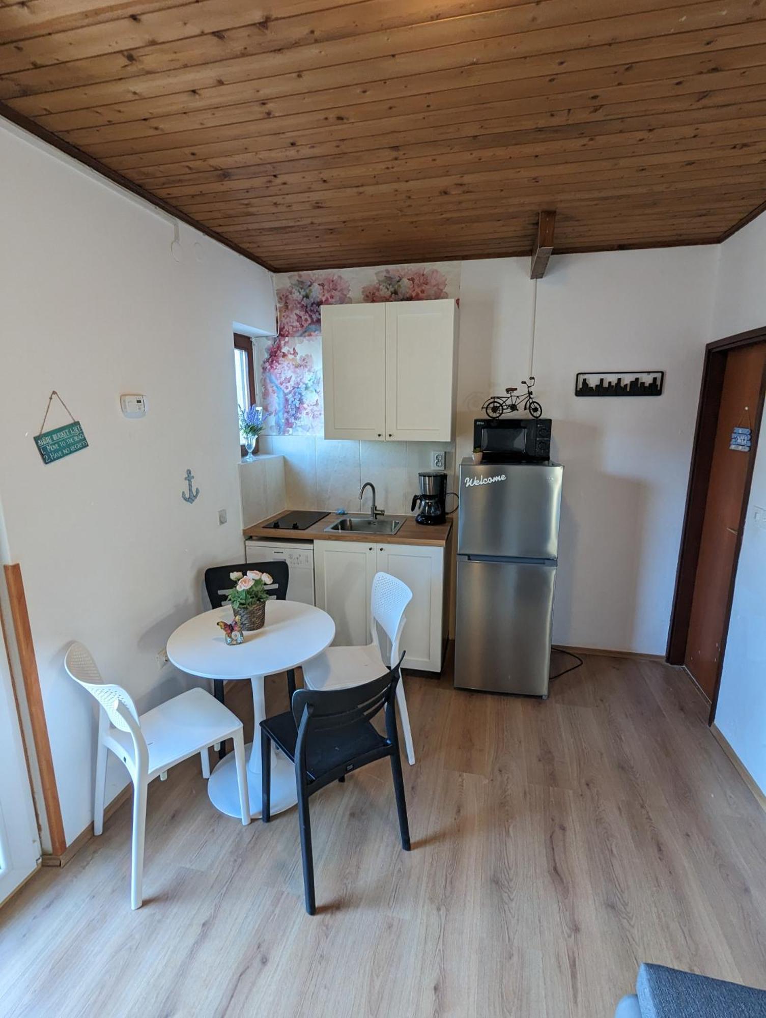Zeezicht Appartement 50M From Beach 斯里马 外观 照片
